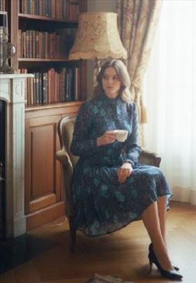 Cvetna elegancija: Romantična plisirana haljina