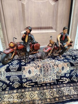 Dve Stare Dekorastivne Figure Motoristi