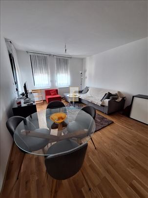 Farmaceutski fakultet, sa parking mestom