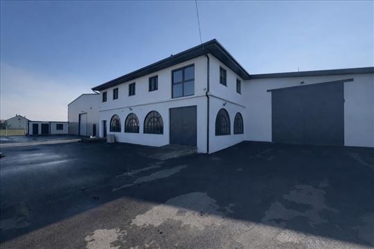 Hala 445m2, sa poslovnim prostorom od 430m2 i pomo