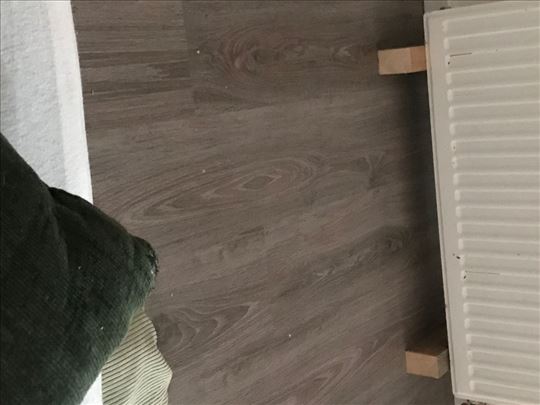 Laminat 3-4 kutije, siva boja, za malu prostoriju.
