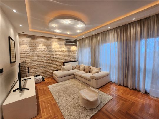 LUX kompletno opremljen, sa garažom