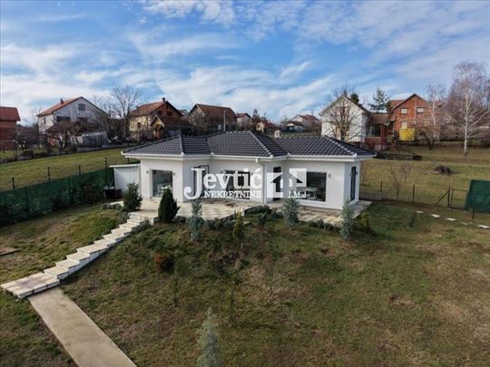 Moderna vikendica u Barajevu sa placem