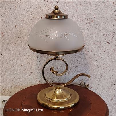 ocuvana stilska stra mesingana lampa sa brusenim 