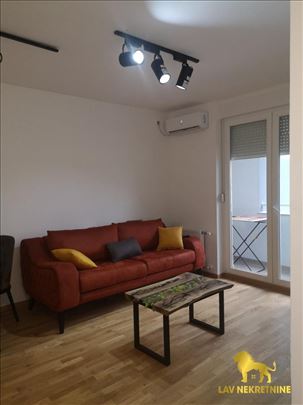 Odličan dvoiposoban stan u Sajam Komplexu,pet f