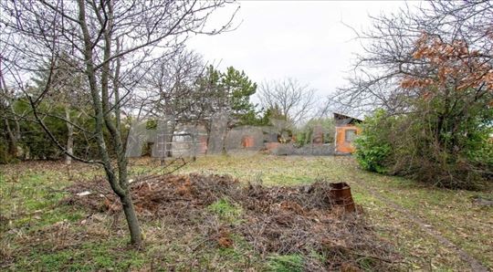 Plac na Avali sa malom kućom, uknjiženo