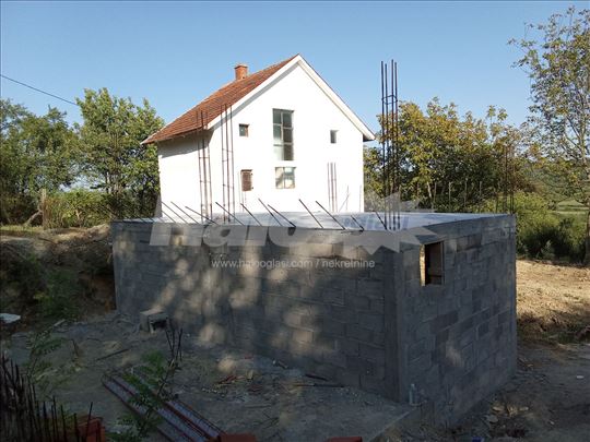 Plac sa započetom kućom