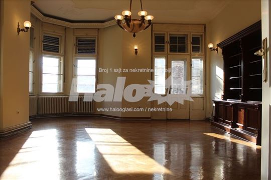 Prodaje se prostran i svetao stan u Kneza Milosa