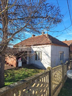 Prodajem seosko domacinstvo u Stalacu povrsine 10a