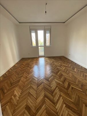 Retko u ponudi! Renoviran salonac na Vračaru!