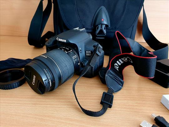 Canon 700D sa objektivom 18-55mm (7800 okidanja)