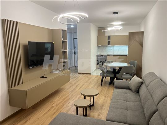 Izdaje se kompletno namešten stan 46 m² sa garažom