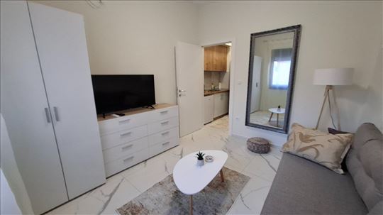 Izdaje se nameštena garsonjera, Trg Kosturnica