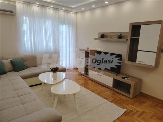 Izdaje se kompletno opremljen i namešten stan