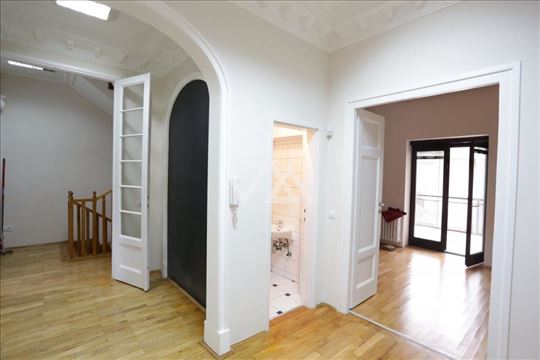 Izdaje se reprezentativna poslovna kuća 550 m²