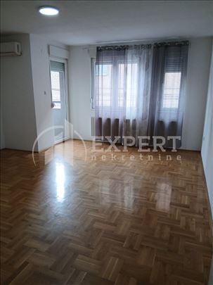 Izdaje se trosoban nenamešten stan na Margeru kod 