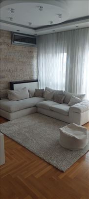 Izdavanje nameštenog stana sa garažom na Vračaru