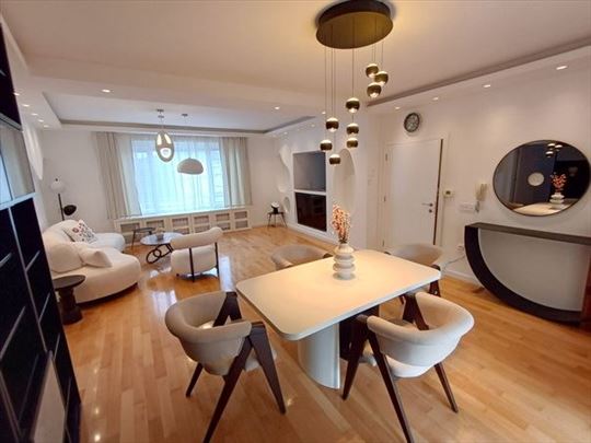 Lep, 5.0 stan, Senjak, garaža, dvorište, ID 5455