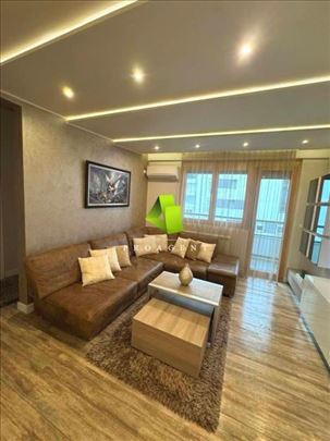 Lux trosoban stan sa parking mestom u centru ID#76