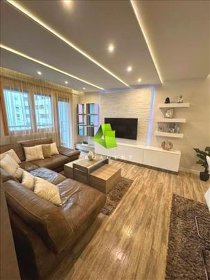 Lux trosoban stan sa parking mestom u centru ID#72