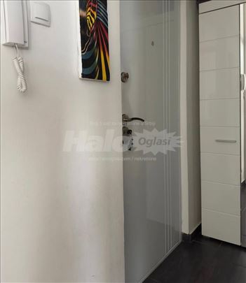 Moderan namešten studio / garsonjera