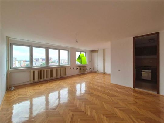 Nenamešten četvorosoban stan u centru ID#7210