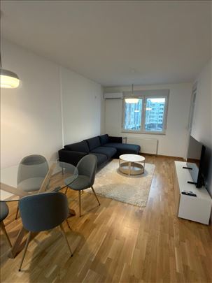 Nov, namesten jednoiposoban stan, Square Garden