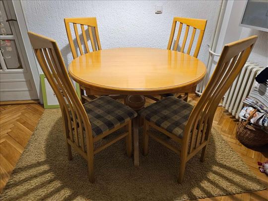 Okrugli sto 110 cm razvlaci se na 150 sa 4 stolice
