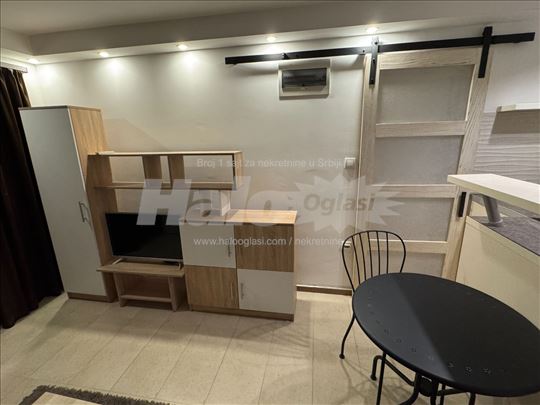 Renovirana garsonjera sa privatnim dvorištem