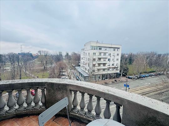 Retko u ponudi, Salonac sa pogledom na Tašmajdan