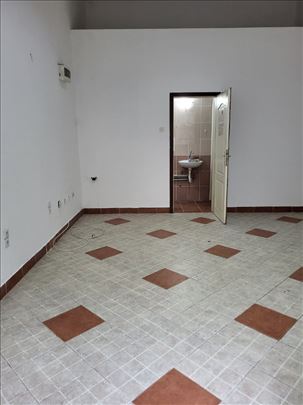 Ulicni lokal u jednom nivou. Odlican!!!!