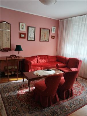 Divan 1.0 stan kod crkve Svetog Marka