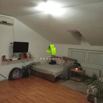 Dvosoban stan na odličnoj lokaciji u Trsteniku sa 