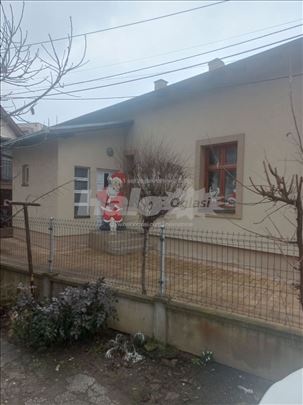 Izdaje se kuća 150 m²  u centru Čačka + dvorište 