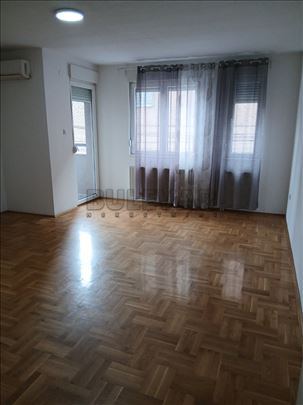 Izdaje se trosoban nenamešten stan na Margeru kod 