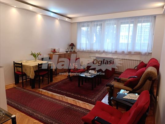 Izdajem 2-soban namešten stan 