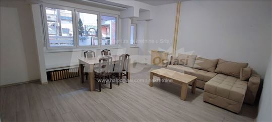 Izdajem trosoban namešten stan na Banjici 