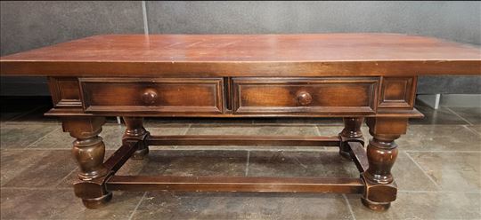 Masivan drveni klub sto sa fiokom