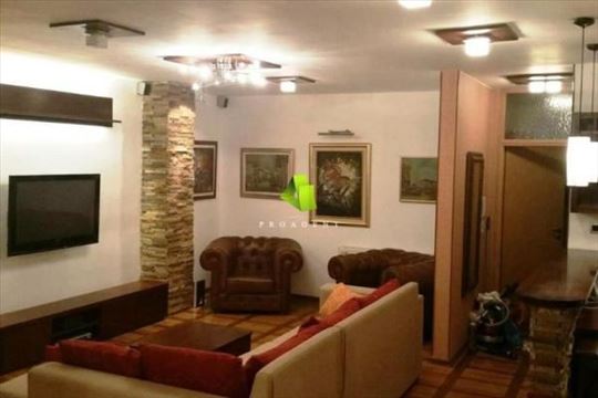 Odličan dvoiposoban stan sa garažom na keju ID#664