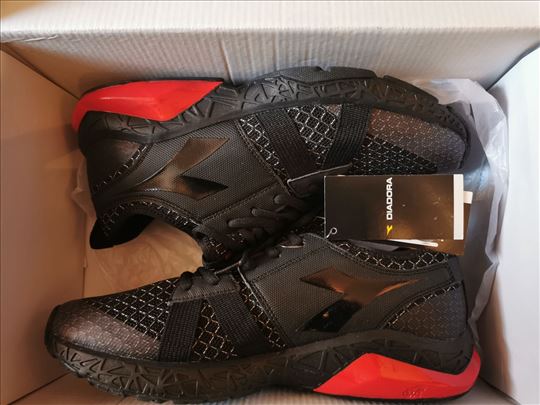 Prodajem nove Diadora patike original 