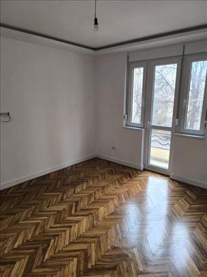 Retko u ponudi! Renoviran salonac na Vračaru!