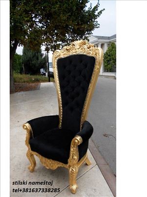 Stilske moderne kraljevske tron fotelje.Novo