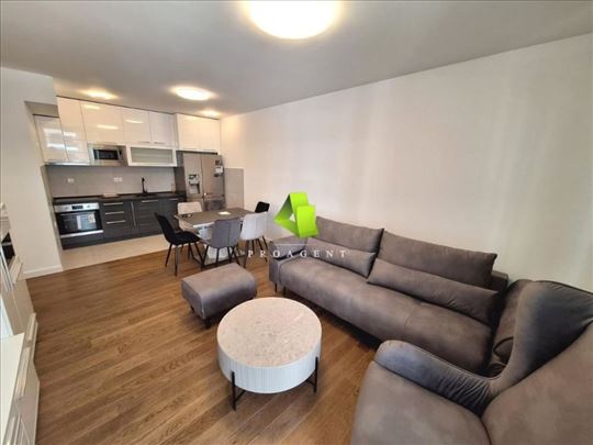 Trosoban stan sa nameštajem u luksuznom stambenom 