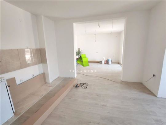 Trosoban stan sa parking mestom u Čalijama ID#6753