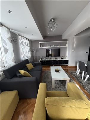 Trosoban stan u centru grada