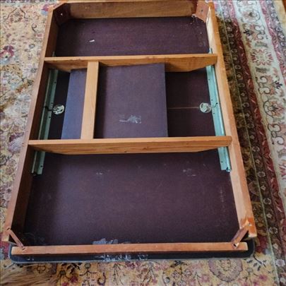 Trpezarijski sto i stolice