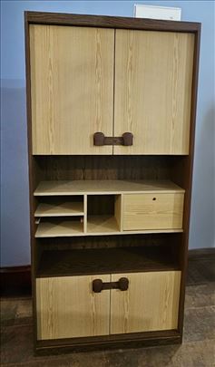 Višenamenski drveni ormar vitrina sa fiokom