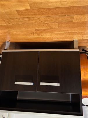 Atraktivna komoda sa ukrasnim lajsnama