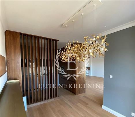 Central Garden-Lux stan sa 2 garazna mesta