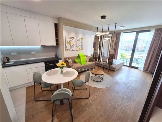 Garsonjera sa parkingom u modernom stambenom kompl